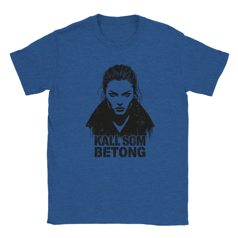 Blå t-shirt med kaxig statement-design i mörk stencilstil