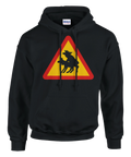 Satirisk varningsskylt med parande älgar på en svart hoodie