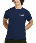 Man bär en marinblå t-shirt med minimalistiskt Shirty Specials-motiv