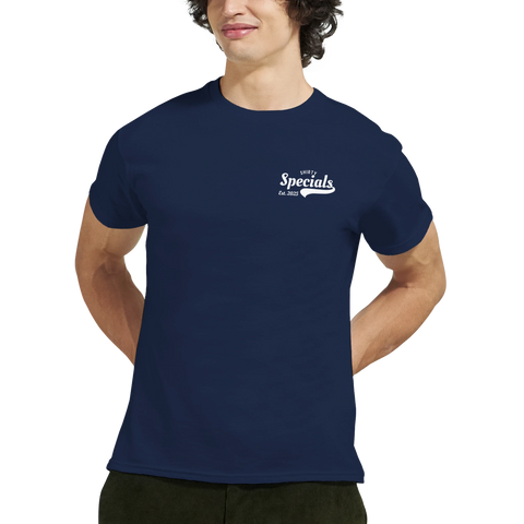 Man bär en marinblå t-shirt med minimalistiskt Shirty Specials-motiv
