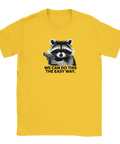 T-shirt med kaxigt motiv av tvättbjörn i gul färg