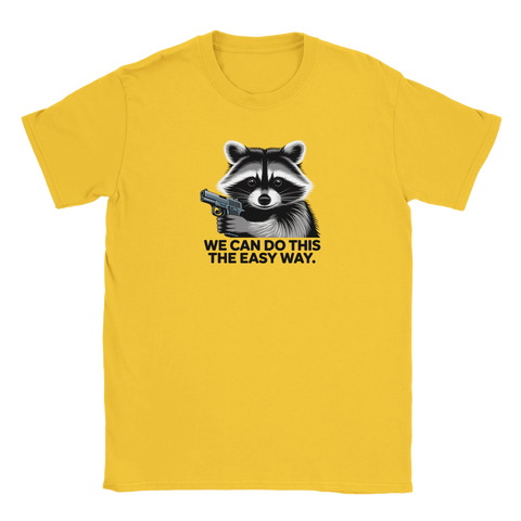 T-shirt med kaxigt motiv av tvättbjörn i gul färg