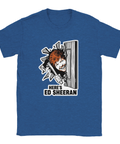 Ed Sheeran-parodi från The Shining med yxa och text "HERE'S ED SHEERAN" på blå t-shirt.