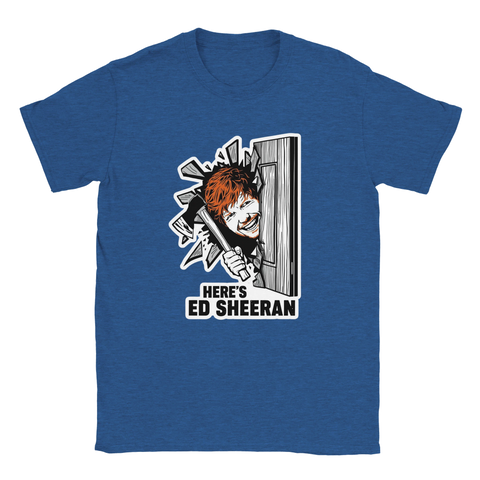 Ed Sheeran-parodi från The Shining med yxa och text "HERE'S ED SHEERAN" på blå t-shirt.