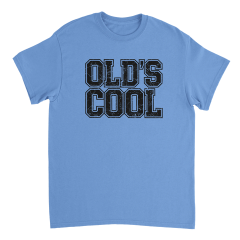 Old's Cool" text i sliten retrostil på ljusblå t-shirt.