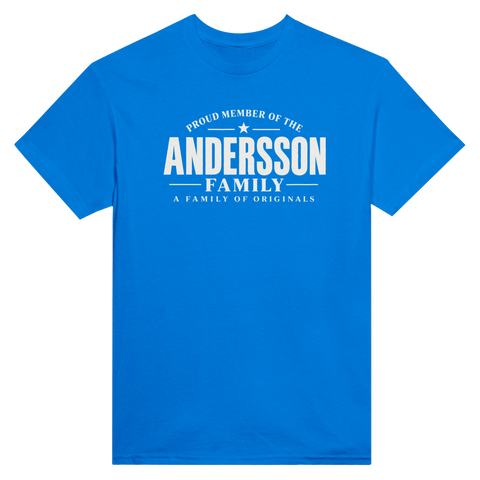 Blå t-shirt med texten Andersson – A Family of Originals