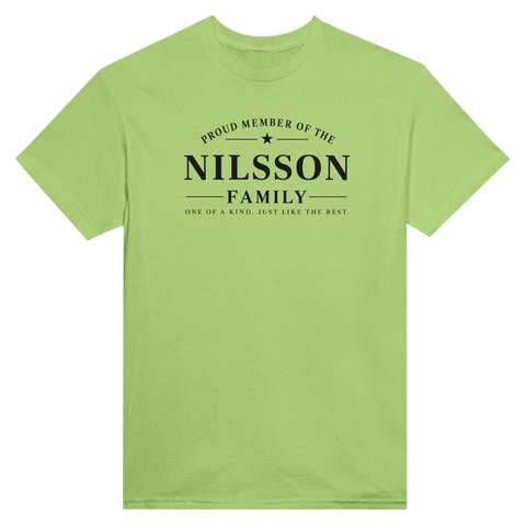 Grafiskt motiv med efternamnet Nilsson och humoristiskt citat på en grön t-shirt