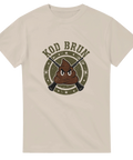 Vintage-inspirerad bajsdesign, korsade gevär, stjärnor, text ”KOD BRUN” på sandfärgad t-shirt.