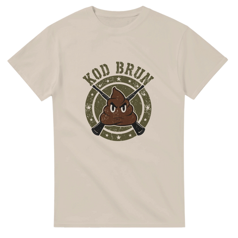 Vintage-inspirerad bajsdesign, korsade gevär, stjärnor, text ”KOD BRUN” på sandfärgad t-shirt.