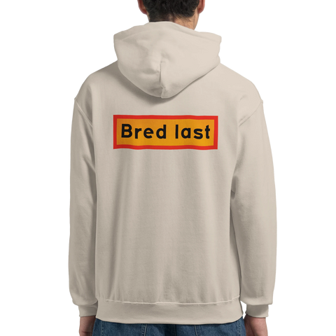 beige hoodie med ryggtryck och texten bred last