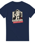 Marinblå t-shirt med kvinnoporträtt och texten ”Normal? Jag är en katastrof med stil.”
