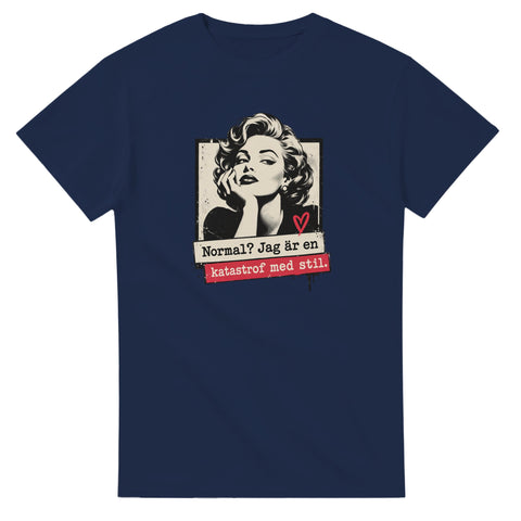 Marinblå t-shirt med kvinnoporträtt och texten ”Normal? Jag är en katastrof med stil.”