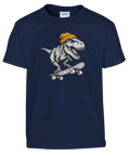 Marinblå barn-t-shirt med en T-Rex i gul mössa på skateboard.