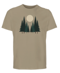 Vintagedesign med motiv av barrskog och måne på en beige t-shirt