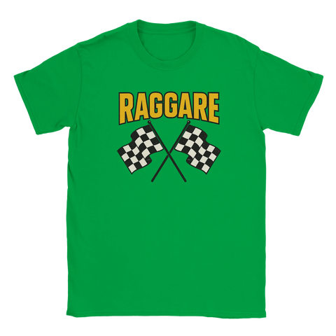 Grön T-shirt med gul text Raggare och två korslagda svartvita racingflaggor – perfekt för bilkultur, cruising och raggarkvällar
