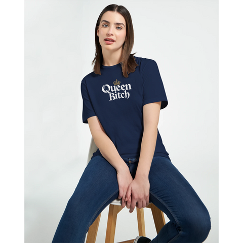 Sittande kvinna i marinblå t-shirt med statement-design och krona