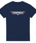 Mörkblå t-shirt med retroinspirerat flygemblem och texten “Wingman”
