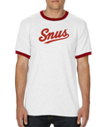Röd "Snus" text i baseball-stil på vit ringer t-shirt med röda kanter.