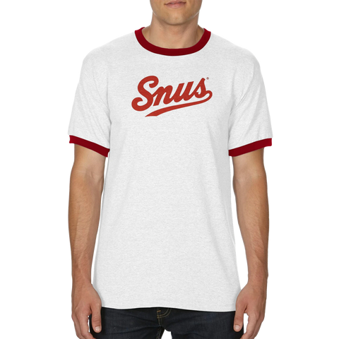 Röd "Snus" text i baseball-stil på vit ringer t-shirt med röda kanter.