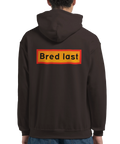 brun hoodie med ryggtryck och texten bred last