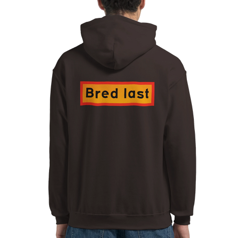 brun hoodie med ryggtryck och texten bred last