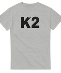 K2-tryck med bergsklättrare på "K"-toppen, minimalistisk design på grå t-shirt.