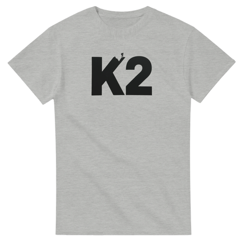 K2-tryck med bergsklättrare på "K"-toppen, minimalistisk design på grå t-shirt.
