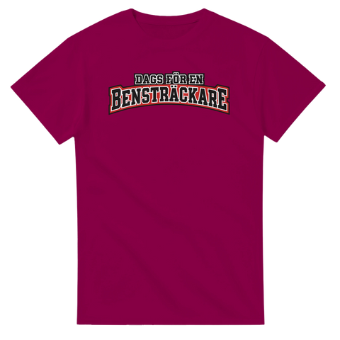 Vinröd t-shirt med texten Dags för en bensträckare i collegebokstäver.