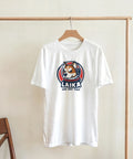 Retroinspirerat tryck av hunden Laika med texten One Way Trip på vit t-shirt