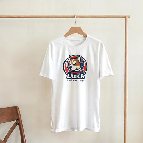 Retroinspirerat tryck av hunden Laika med texten One Way Trip på vit t-shirt