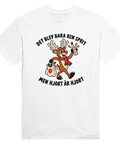 Vit t-shirt med en hjort, flaska och texten ”Det blev bara ren sprit – men hjort är hjort”.