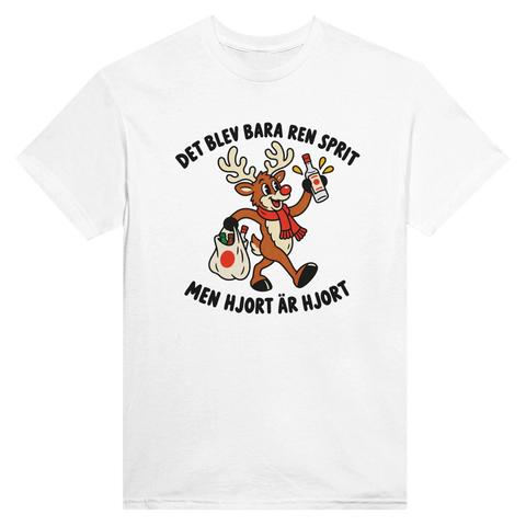 Vit t-shirt med en hjort, flaska och texten ”Det blev bara ren sprit – men hjort är hjort”.