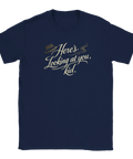 Marinblå t-shirt med tidlös textdesign inspirerad av 40-talets filmestetik