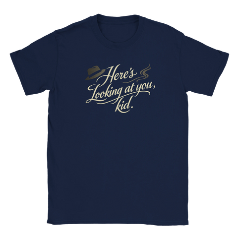 Marinblå t-shirt med tidlös textdesign inspirerad av 40-talets filmestetik