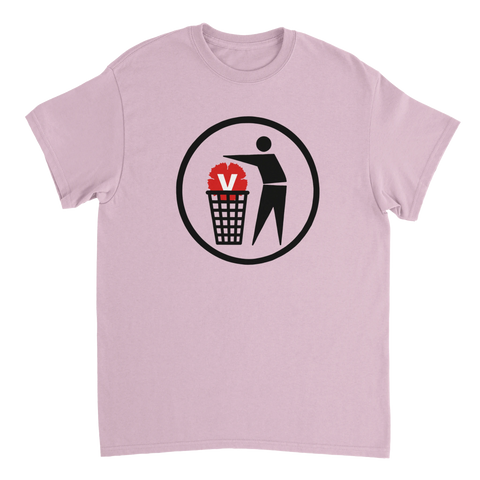 Satirisk t-shirt med V-symbolen i papperskorgen – rosa plagg med politiskt tryck