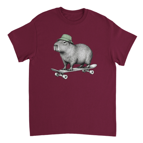 Vinröd t-shirt med en kapybara i grön mössa på skateboard.