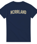 Marinblå t-shirt med retro Norrland-text och minimalistisk illustration av en gran