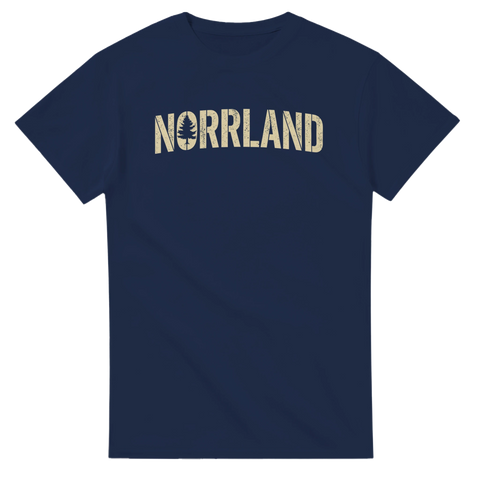 Marinblå t-shirt med retro Norrland-text och minimalistisk illustration av en gran