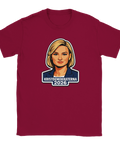 Blond kvinna i tecknad stil med texten "KRISTDEMOKRATERNA 2026" på vinröd t-shirt.