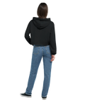 Baksida av svart croppad hoodie med nedsänkt axel och huva