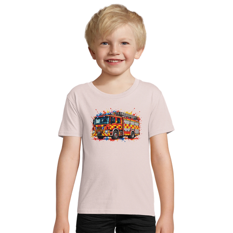 Barn i ljusrosa barn-t-shirt med en brandbil och färgstänk
