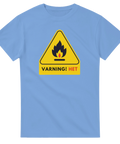 Varningsskylt med eld och text "VARNING! HET" på ljusblå t-shirt.