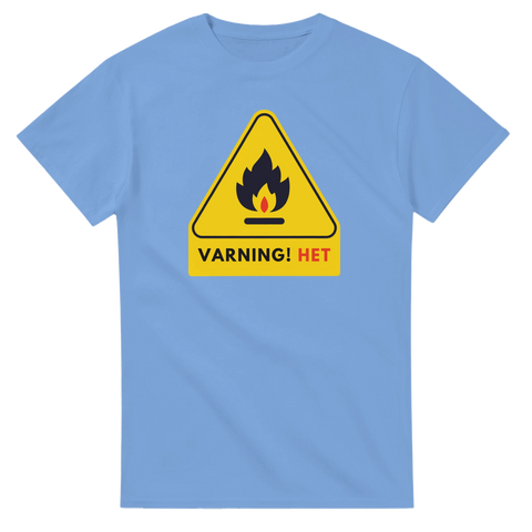Varningsskylt med eld och text "VARNING! HET" på ljusblå t-shirt.