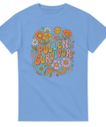 Grafisk retrodesign med lekfulla blommor och text på en blå t-shirt