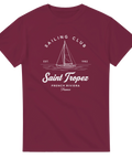 Saint Tropez Sailing Club-tryck med segelbåt, text, på vinröd t-shirt.
