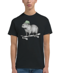 Modell i en svart t-shirt med en kapybara i grön mössa på skateboard.