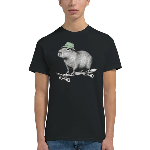 Modell i en svart t-shirt med en kapybara i grön mössa på skateboard.