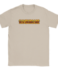 Hamburgare-text i burgarstil med sallad och ost på beige t-shirt.