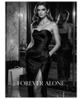 Svartvit fotoposter på en kvinna i svart aftonklänning framför en spegel med texten Forever Alone.