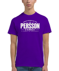 Modell i lila t-shirt med texten Persson – A Family of Originals
